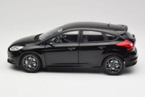 Ford Focus ST Mk2 Panther Black Metallic Minichamps 1:18 110082000 Metaal — afbeelding 4 van 8