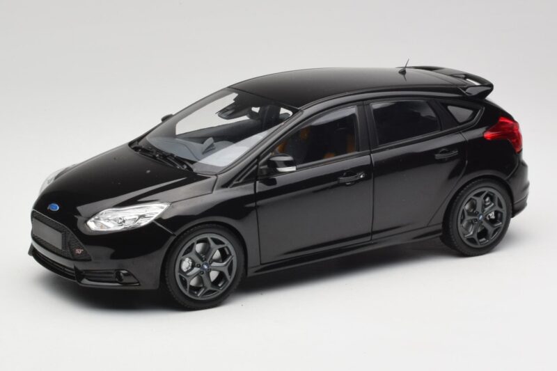 Ford Focus ST Mk2 Panther Black Metallic Minichamps 1:18 110082000 Metaal