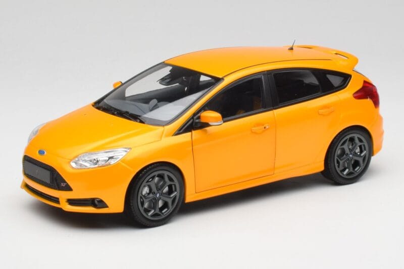 Ford Focus ST Mk2 Tangerine Scream Minichamps 1:18 110082005 Metaal