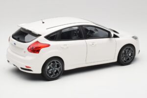 Ford Focus ST Mk2 Wit Minichamps 1:18 110082004 Metaal — afbeelding 3 van 8