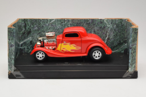 Ford High Tech Rood met Vlam American Muscle 1:18 7726 Metaal