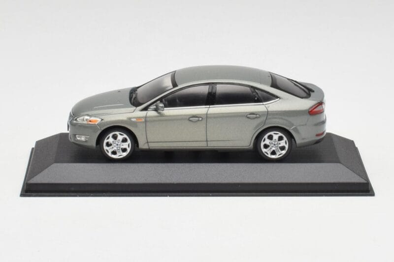 Ford Mondeo Mk3 Sedan Grijs Metallic Minichamps 1:43 IND403086003 Metaal