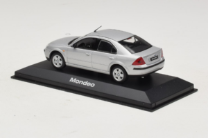 Ford Mondeo Mk3 Sedan Zilver Minichamps 1:43 MONDEO005 Metaal — afbeelding 3 van 4