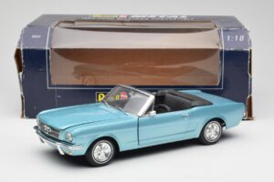 Ford Mustang Cabriolet Arcadian Blue Revell 1:18 8832-F1 Metaal — afbeelding 8 van 8