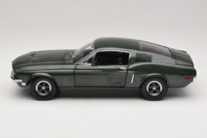 Ford Mustang GT Bullitt met Steve McQueen Figuur Greenlight 1:18 12885 Metaal — afbeelding 4 van 8