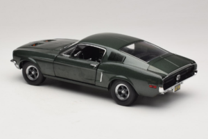 Ford Mustang GT Bullitt met Steve McQueen Figuur Greenlight 1:18 12885 Metaal — afbeelding 7 van 8