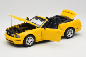 Ford Mustang GT S197 Cabriolet Screaming Yellow AUTOart 1:18 73062 Metaal — afbeelding 2 van 8
