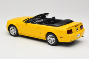 Ford Mustang GT S197 Cabriolet Screaming Yellow AUTOart 1:18 73062 Metaal — afbeelding 7 van 8
