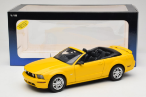 Ford Mustang GT S197 Cabriolet Screaming Yellow AUTOart 1:18 73062 Metaal — afbeelding 8 van 8
