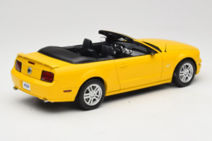 Ford Mustang GT S197 Cabriolet Screaming Yellow AUTOart 1:18 73062 Metaal — afbeelding 3 van 8