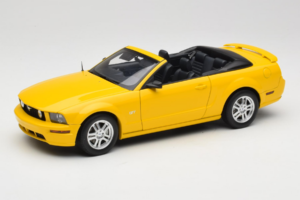 Ford Mustang GT S197 Cabriolet Screaming Yellow AUTOart 1:18 73062 Metaal
