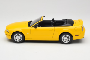 Ford Mustang GT S197 Cabriolet Screaming Yellow AUTOart 1:18 73062 Metaal — afbeelding 4 van 8