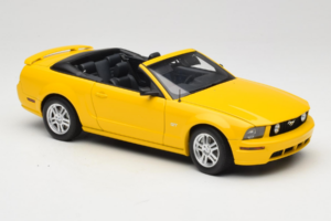 Ford Mustang GT S197 Cabriolet Screaming Yellow AUTOart 1:18 73062 Metaal — afbeelding 6 van 8