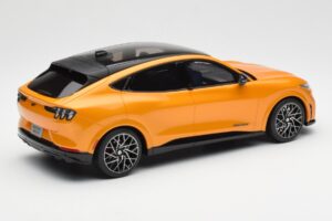 Ford Mustang Mach-E GT Performance Cyber Oranje Otto 1:18 OT983 Hars — afbeelding 2 van 6