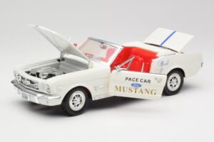 Ford Mustang Pace Car Wimbledon White Solido 1:18 81578 Metaal — afbeelding 2 van 8