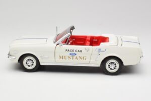 Ford Mustang Pace Car Wimbledon White Solido 1:18 81578 Metaal — afbeelding 4 van 8
