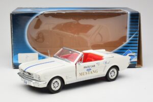 Ford Mustang Pace Car Wimbledon White Solido 1:18 81578 Metaal — afbeelding 8 van 8