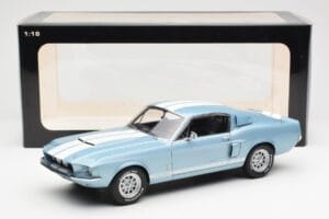 Ford Mustang Shelby GT500 Lichtblauw Metallic Met Witte Strepen AUTOart 1:18 72907 Metaal — afbeelding 8 van 8