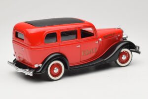 Ford Sedan Rood Solido 1:18 8066 Metaal — afbeelding 3 van 8