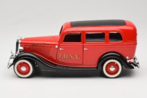 Ford Sedan Rood Solido 1:18 8066 Metaal — afbeelding 4 van 8