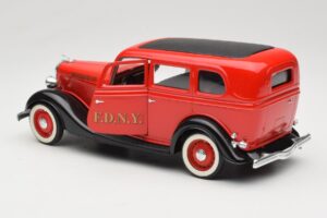 Ford Sedan Rood Solido 1:18 8066 Metaal — afbeelding 5 van 8