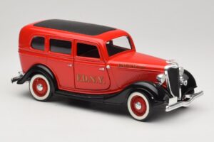 Ford Sedan Rood Solido 1:18 8066 Metaal — afbeelding 6 van 8