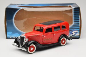 Ford Sedan Rood Solido 1:18 8066 Metaal — afbeelding 8 van 8