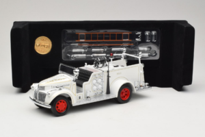 GMC Brandweerauto Wit Road Signature 1:18 20068 Metaal — afbeelding 8 van 9
