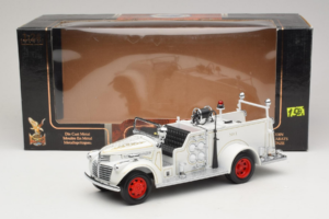 GMC Brandweerauto Wit Road Signature 1:18 20068 Metaal — afbeelding 9 van 9