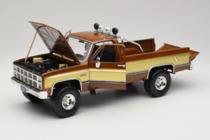 GMC K-2500 Sierra Grande Bruin GreenLight 1:18 13560 Metaal — afbeelding 2 van 8