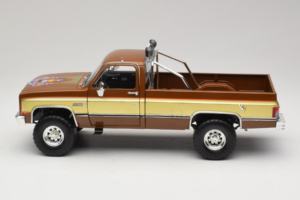 GMC K-2500 Sierra Grande Bruin GreenLight 1:18 13560 Metaal — afbeelding 4 van 8