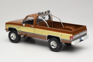 GMC K-2500 Sierra Grande Bruin GreenLight 1:18 13560 Metaal — afbeelding 7 van 8