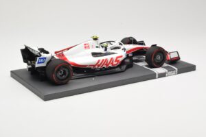 Haas VF-22 #47 M. Schumacher Bahrain GP 2022 Minichamps 1:18 117220147 Metaal — afbeelding 3 van 6