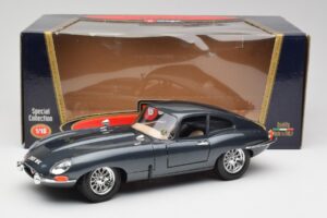 Jaguar E-Type Series 1 Groen Bburago 1:18 3018-M1 Metaal — afbeelding 2 van 8