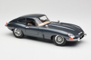 Jaguar E-Type Series 1 Groen Bburago 1:18 3018-M1 Metaal — afbeelding 6 van 8