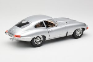 Jaguar E-Type Series 1 Zilver Bburago 1:18 3018-M2 Metaal — afbeelding 3 van 8