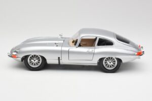 Jaguar E-Type Series 1 Zilver Bburago 1:18 3018-M2 Metaal — afbeelding 4 van 8