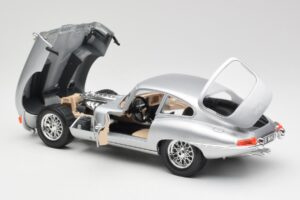 Jaguar E-Type Series 1 Zilver Bburago 1:18 3018-M2 Metaal — afbeelding 5 van 8