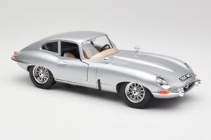 Jaguar E-Type Series 1 Zilver Bburago 1:18 3018-M2 Metaal — afbeelding 6 van 8