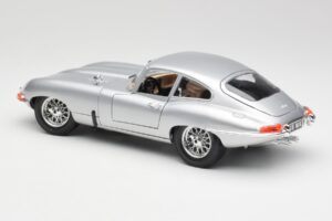 Jaguar E-Type Series 1 Zilver Bburago 1:18 3018-M2 Metaal — afbeelding 7 van 8