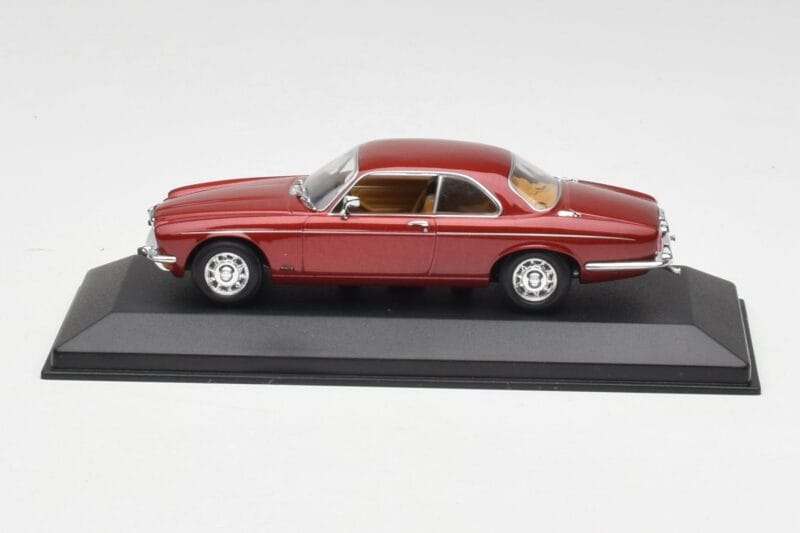 Jaguar XJ12 Coupe Regency Rood Minichamps 1:43 400130461 Metaal