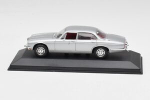 Jaguar XJ12 Series II Zilver Minichamps 1:43 400130401 Metaal