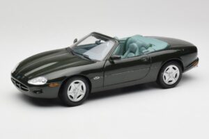 Jaguar XK8 X100 Cabriolet British Racing Groen Maisto 1:18 50285 Metaal