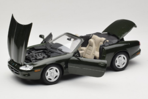 Jaguar XK8 Green Metallic Lichtgrijs Interieur Maisto 1:18 31836 Metaal — afbeelding 2 van 8