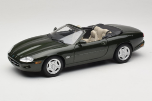 Jaguar XK8 Green Metallic Lichtgrijs Interieur Maisto 1:18 31836 Metaal