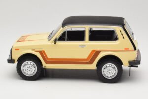 Lada Niva 2121 California Beige MCG 1:18 MCG18004 Metaal — afbeelding 3 van 6