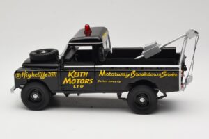 Land Rover Series III Bergingsvoertuig Zwart Universal Hobbies 1:18 4411 Metaal — afbeelding 4 van 8