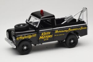 Land Rover Series III Bergingsvoertuig Zwart Universal Hobbies 1:18 4411 Metaal