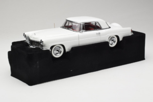 Lincoln Continental Mark II Wit Road Signature 1:18 20078-P1 Metaal