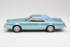 Lincoln Continental Mark V Blue Metallic MCG 1:18 MCG18369 Metaal — afbeelding 3 van 6